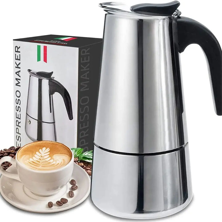 Cafeteira Inox Magnífica Casavelle ao lado de xícara de café e embalagem, destacando design italiano e sofisticação premium.