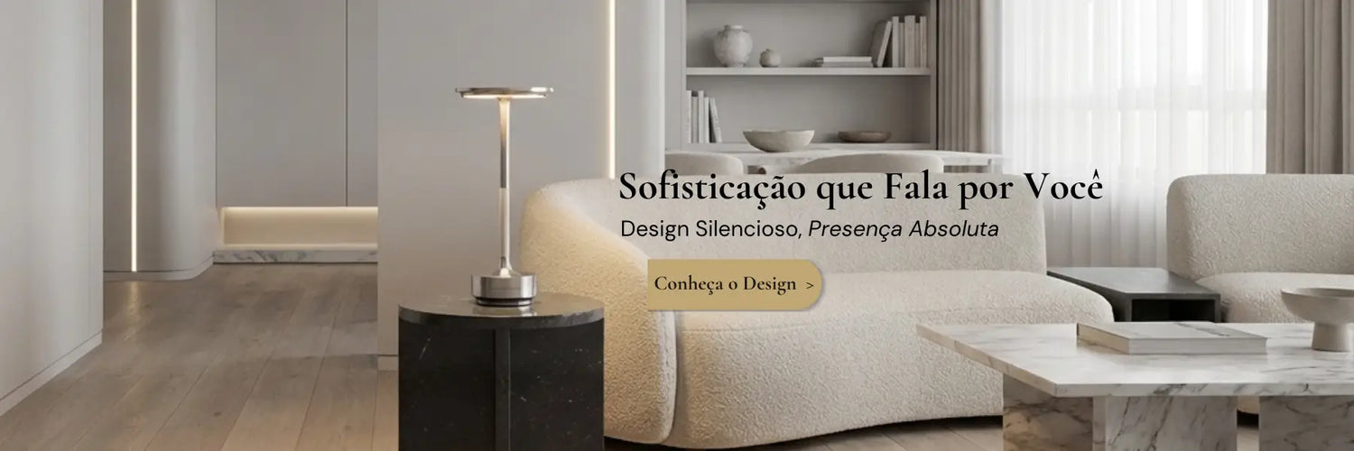 Luminária de mesa premium Casavelle em destaque sobre mesa de centro, em sala moderna e minimalista de tons escuros, com sofás elegantes e iluminação sofisticada ao fundo.