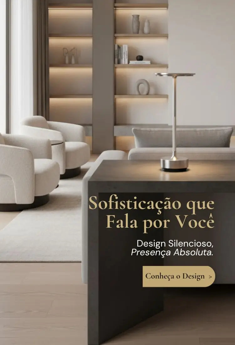 Luminária de mesa premium Casavelle em destaque sobre mesa de centro, em sala moderna e minimalista de tons escuros, com sofás elegantes e iluminação sofisticada ao fundo.