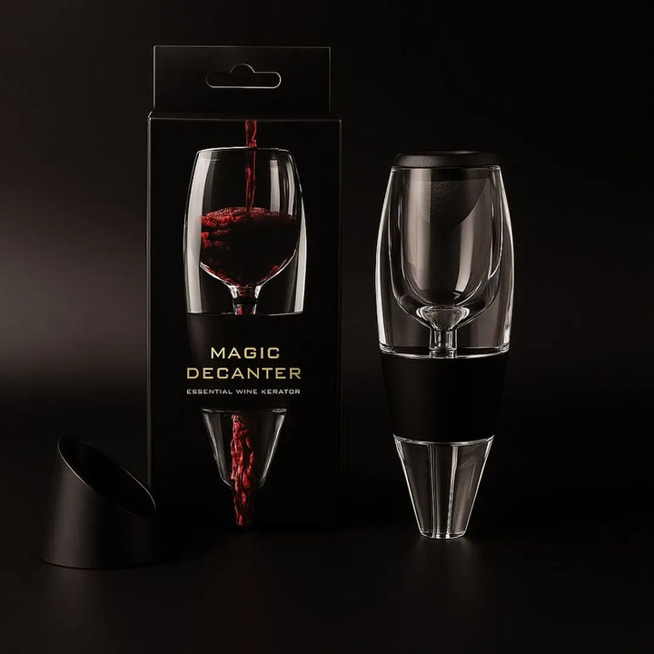 Aerador de Vinho Magic Touch Casavelle ao lado da caixa original, exibido em fundo preto sofisticado, destacando seu design transparente e base preta.