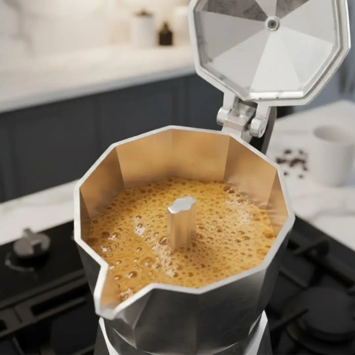 Café cremoso sendo preparado na Cafeteira Italiana Imperiale Casavelle em alumínio polido, destacando aroma e extração perfeita.