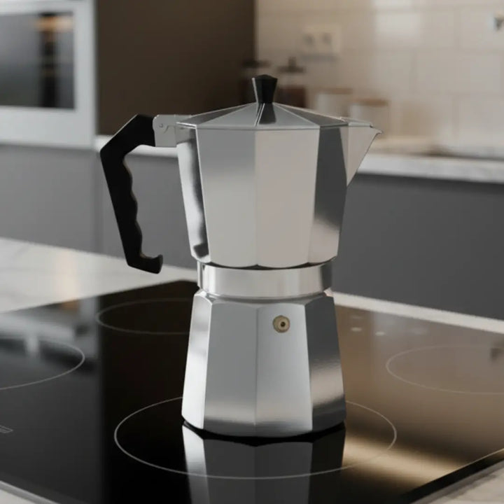 Cafeteira Italiana Imperiale Casavelle em alumínio polido sobre fogão de indução moderno, unindo tradição e design refinado.