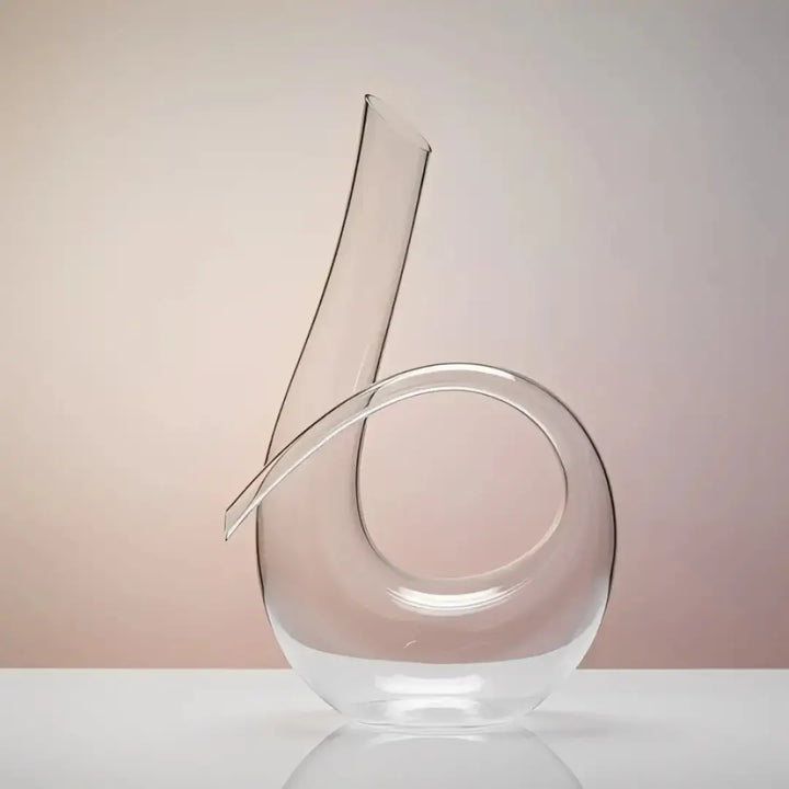 decanter de vinho magnat casavelle em estúdio minimalista com acabamento em cristal puro.