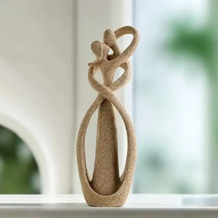 escultura para decoração moderna em resina casal abraçado