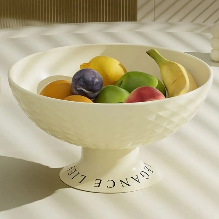 Fruteira de Cozinha com frutas frescas, iluminada pela luz natural em ambiente sofisticado.