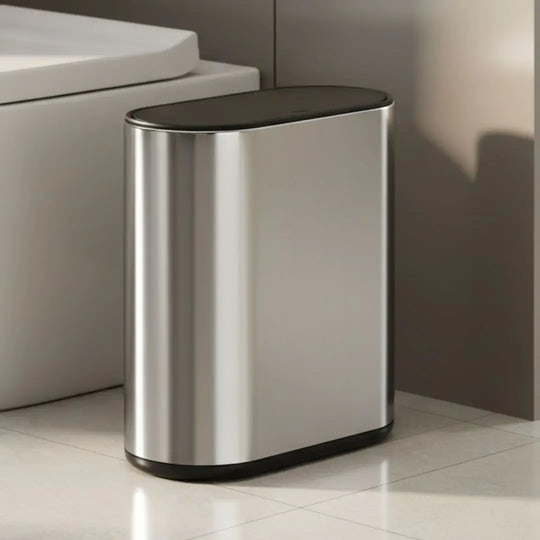 Lixeira para banheiro Purity Casavelle em aço inox ao lado do vaso sanitário em banheiro moderno.