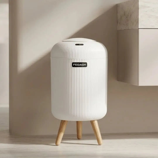 Lixeira para banheiro com sensor Motion Casavelle em banheiro moderno com design sofisticado.