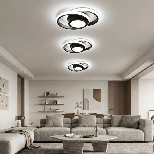 Luminária de teto LED modelo redonda instalada em sala de estar moderna e luxuosa com luz branca ligada.