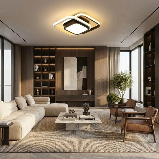 Luminária de teto Prisma quadrada instalada em sala de estar moderna e sofisticada com iluminação quente e design contemporâneo.