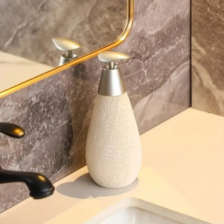 Dispensador de sabonete líquido premium em cerâmica, acabamento refinado para lavabo moderno