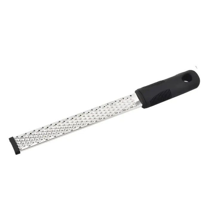 Ralador de queijo Maestro Casavelle com corpo em aço e cabo ergonômico preto sobre fundo branco.