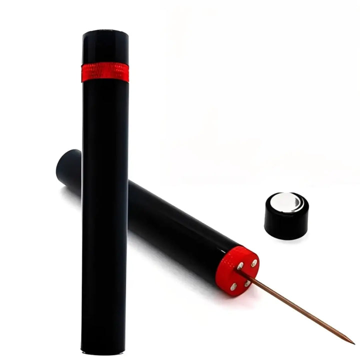 Saca Rolha Click Casavelle em destaque com agulha de pressão exposta e tampa removida, evidenciando seu design cilíndrico preto com detalhe vermelho.