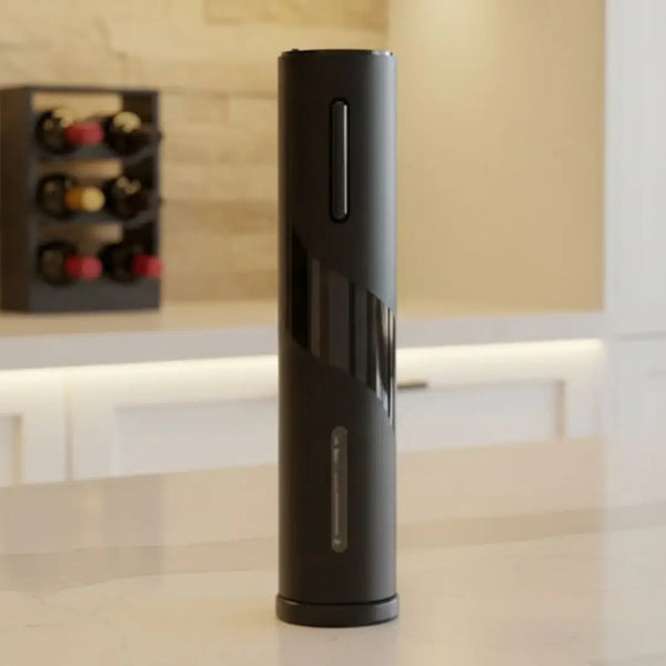 Saca Rolha Elétrico Imperium Casavelle sobre bancada sofisticada com taça de vinho ao fundo.