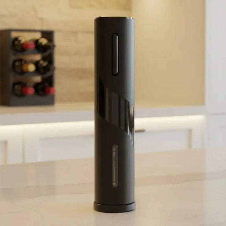 Saca Rolha Elétrico Imperium Casavelle sobre bancada sofisticada com taça de vinho ao fundo.