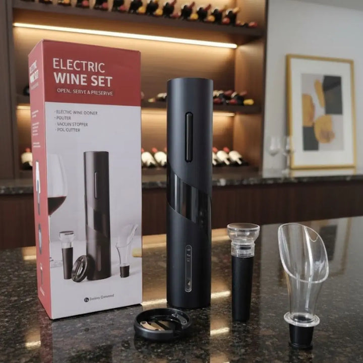 Saca rolha elétrico com caixa e acessórios dispostos sobre bancada em ambiente moderno com adega ao fundo.