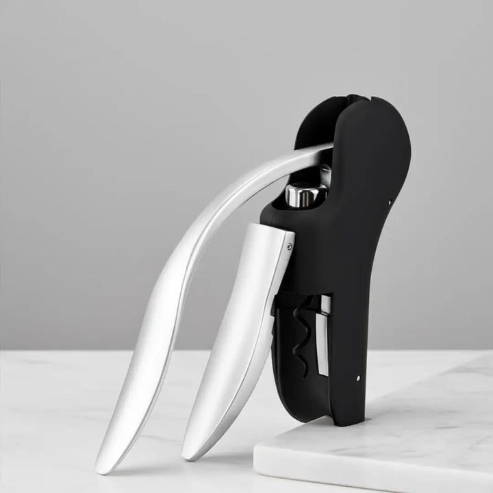 Saca Rolha Privilege Casavelle apoiado em bancada com acabamento sofisticado.