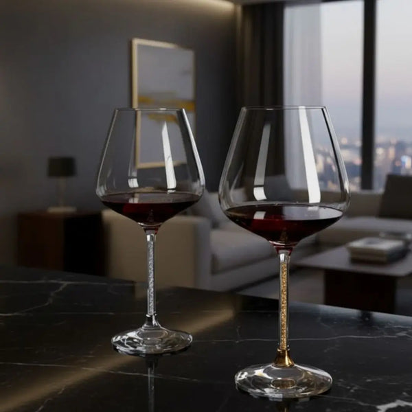 taças de vinho prime casavelle com haste detalhada em ambiente sofisticado sobre bancada de mármore.
