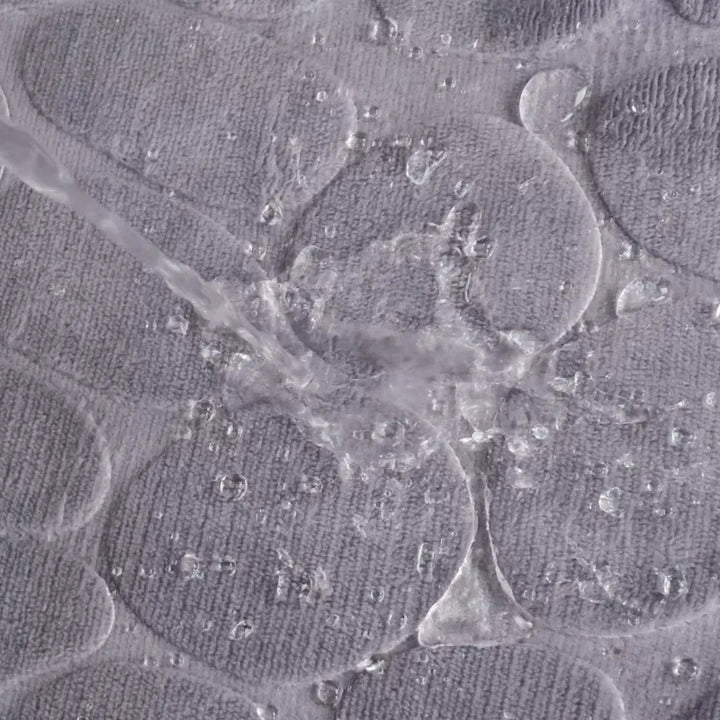 Detalhe do veludo coral macio do tapete antiderrapante super absorvente, conforto premium e acabamento refinado.