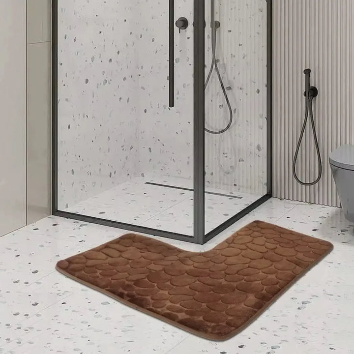 Banheiro luxuoso com tapete de canto Casavelle, união de conforto, segurança e design exclusivo.
